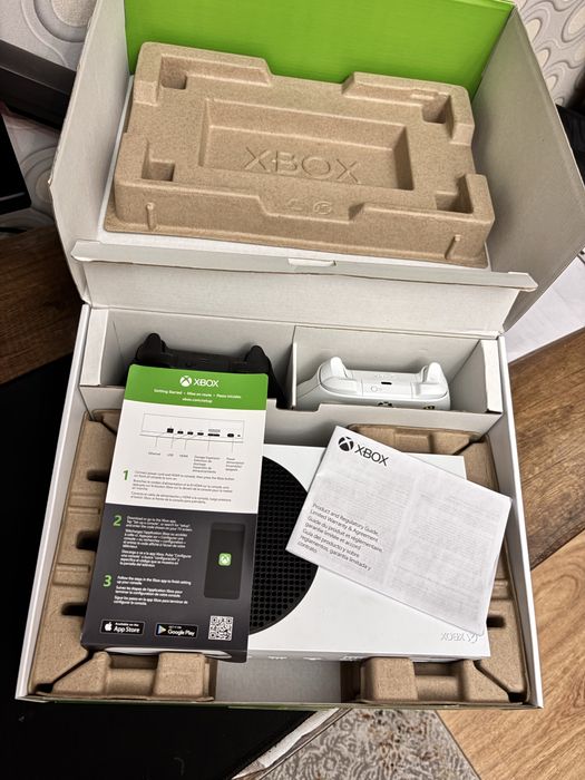 Продам практически новый xbox series s 512gb в подарок джостик
