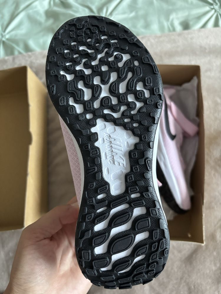 Adidasi Nike noi pentru copii