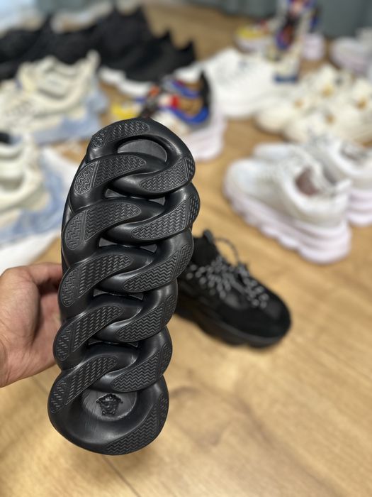 Adidasi Versace chain reaction