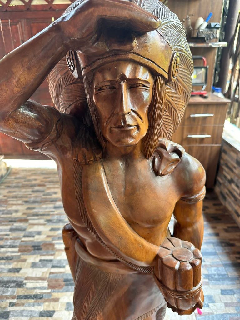 Vând Statueta din lemn Masiv foarte veche!