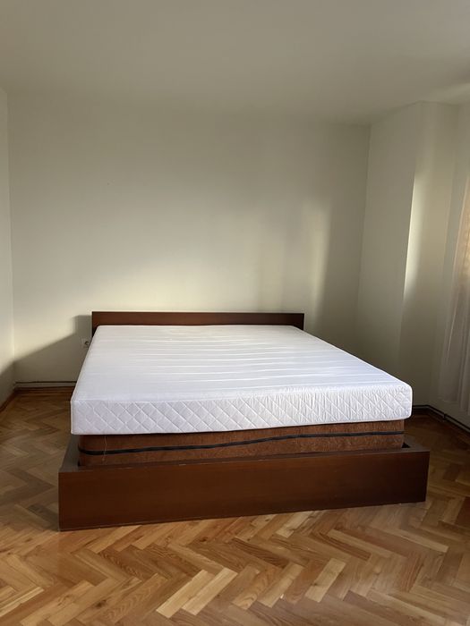 URGENT! Pat din lemn masiv, se vinde cu salteaua maro