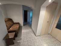 Vând apartament cu 3 camere, decomandat, zona gǎrii Bârlad