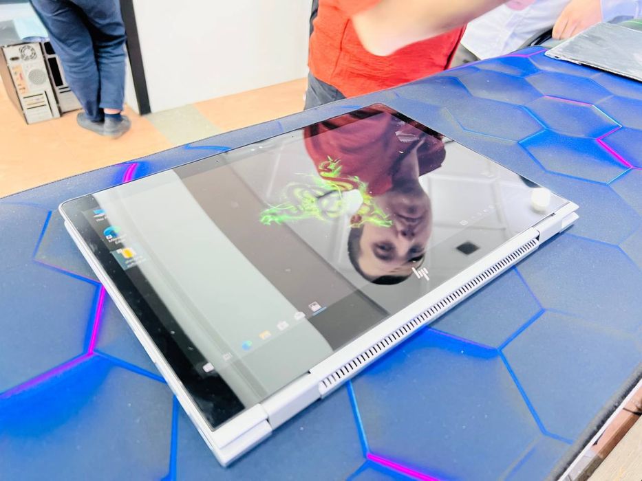 HP elitebook X360 i5-10gen 8/256GB 13.3