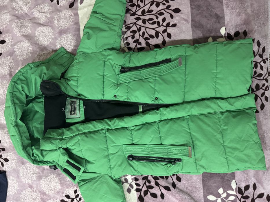 Зимняя детская куртка на 7-9 лет на рост 140