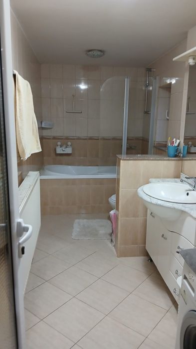 Dau în chirie casă
