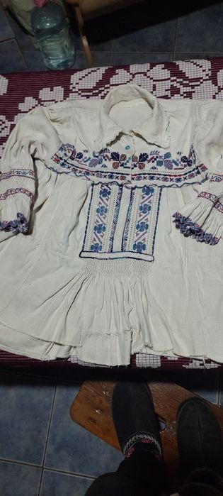 Vănd cămăși de femei autentice foarte vechi din zona Beiușului.