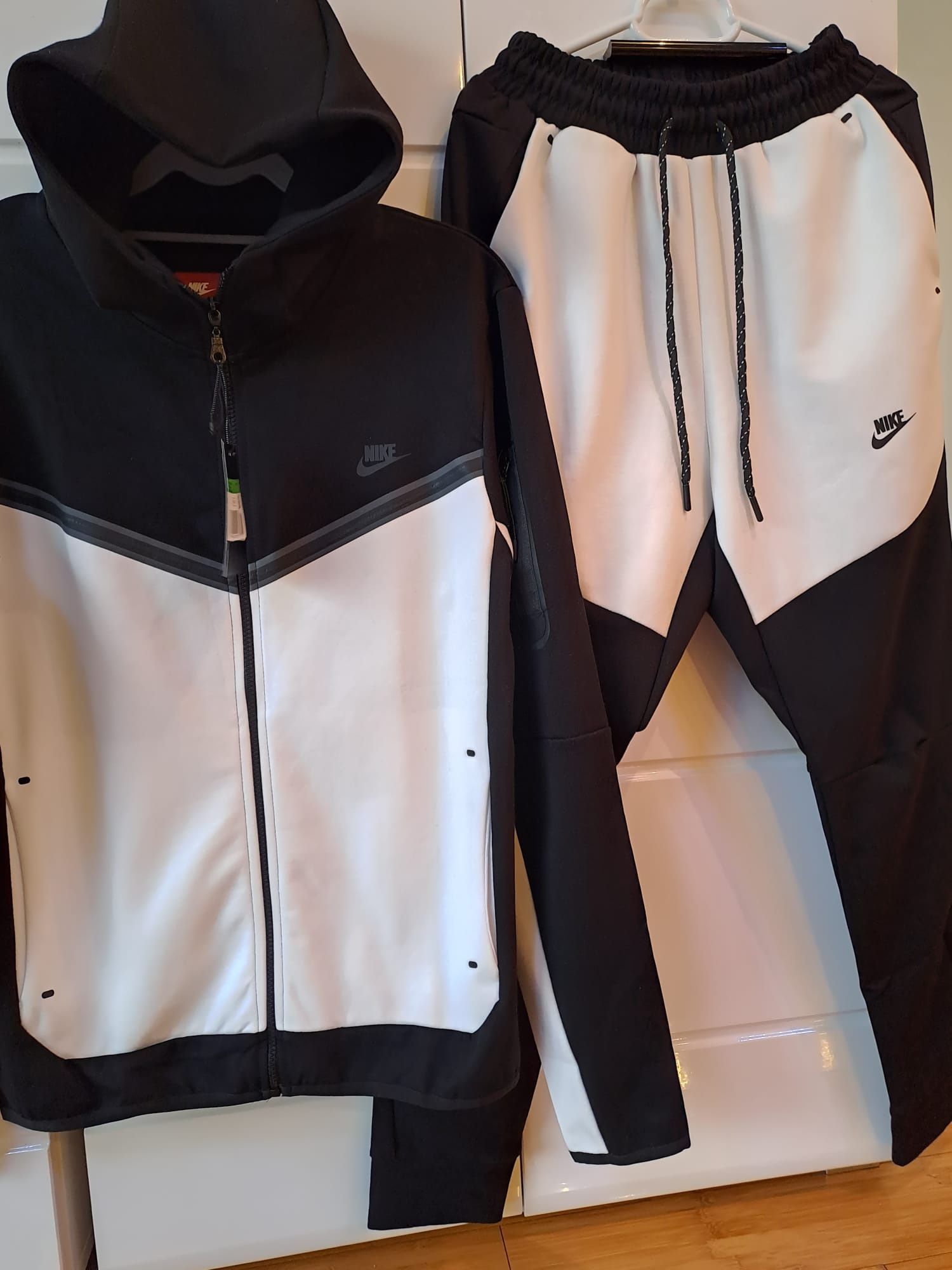 Nike tech fleece alb și negru