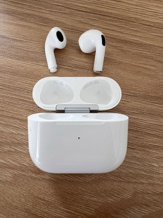 Airpods 3 cu carcasă de încărcare MagSafe