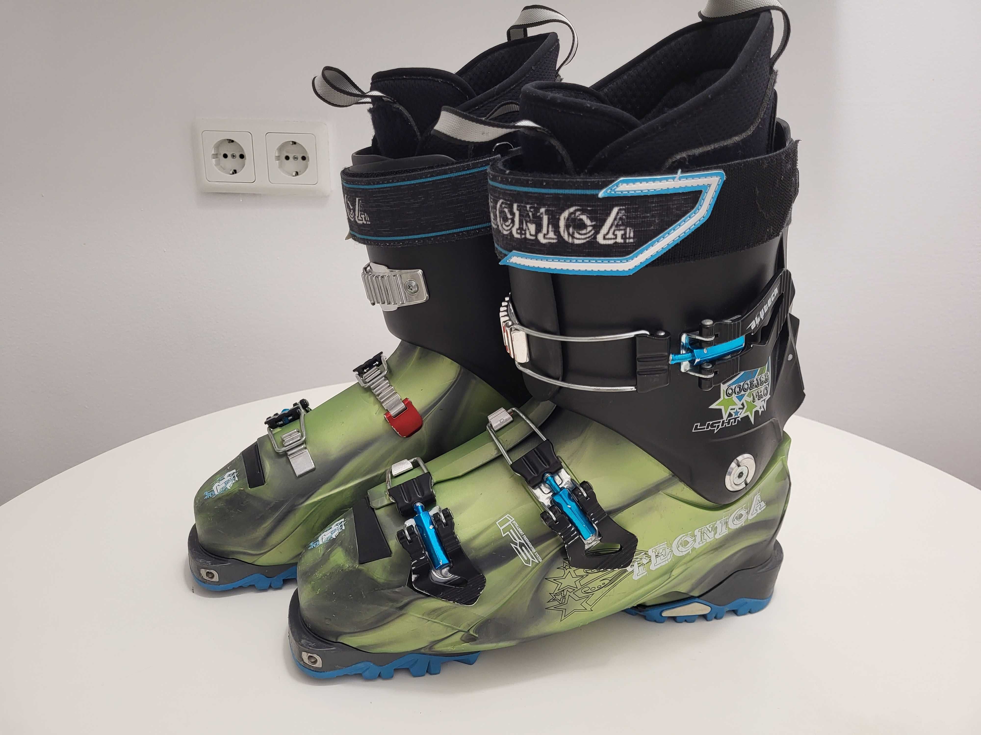 Vând clăpari de tură și freeride Tecnica Cochise Pro Light flex 120