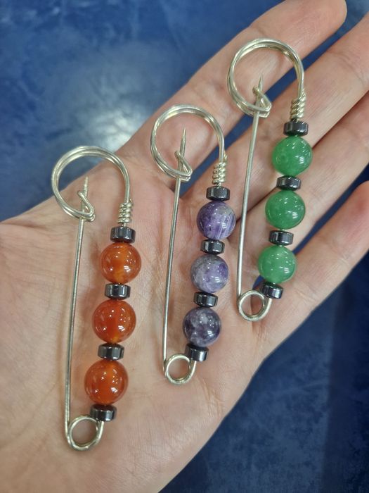 Брошь булавка из натуралных камней.  Tabiiy toshli to‘g‘nagich