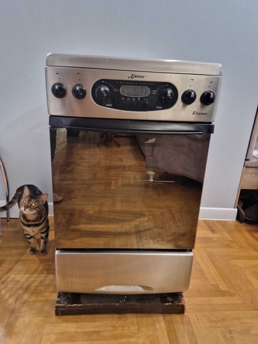 Продам  эл.плиту стеклокерамика 4 комфморки