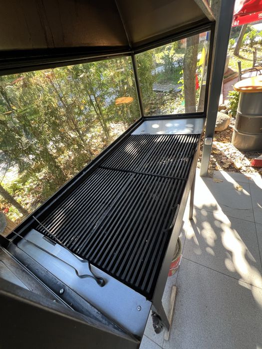 Професионална скара на дървени въглища