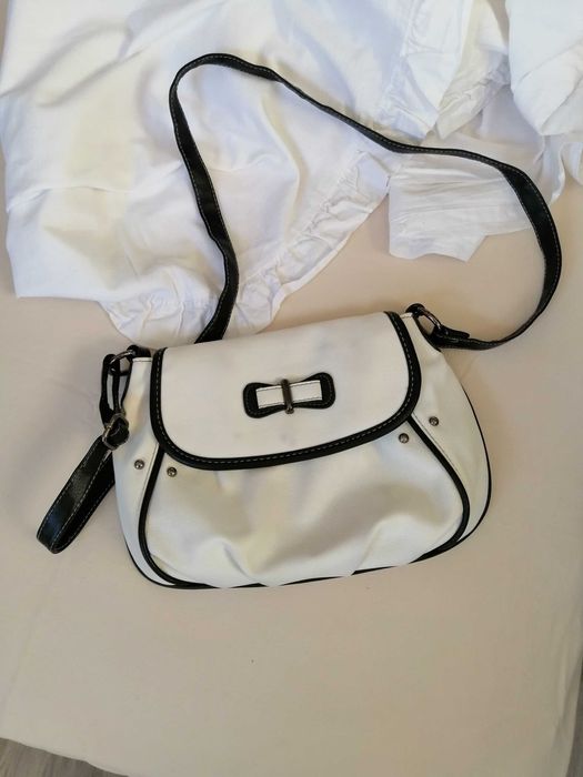 Чанта, черно-бяла, кожа