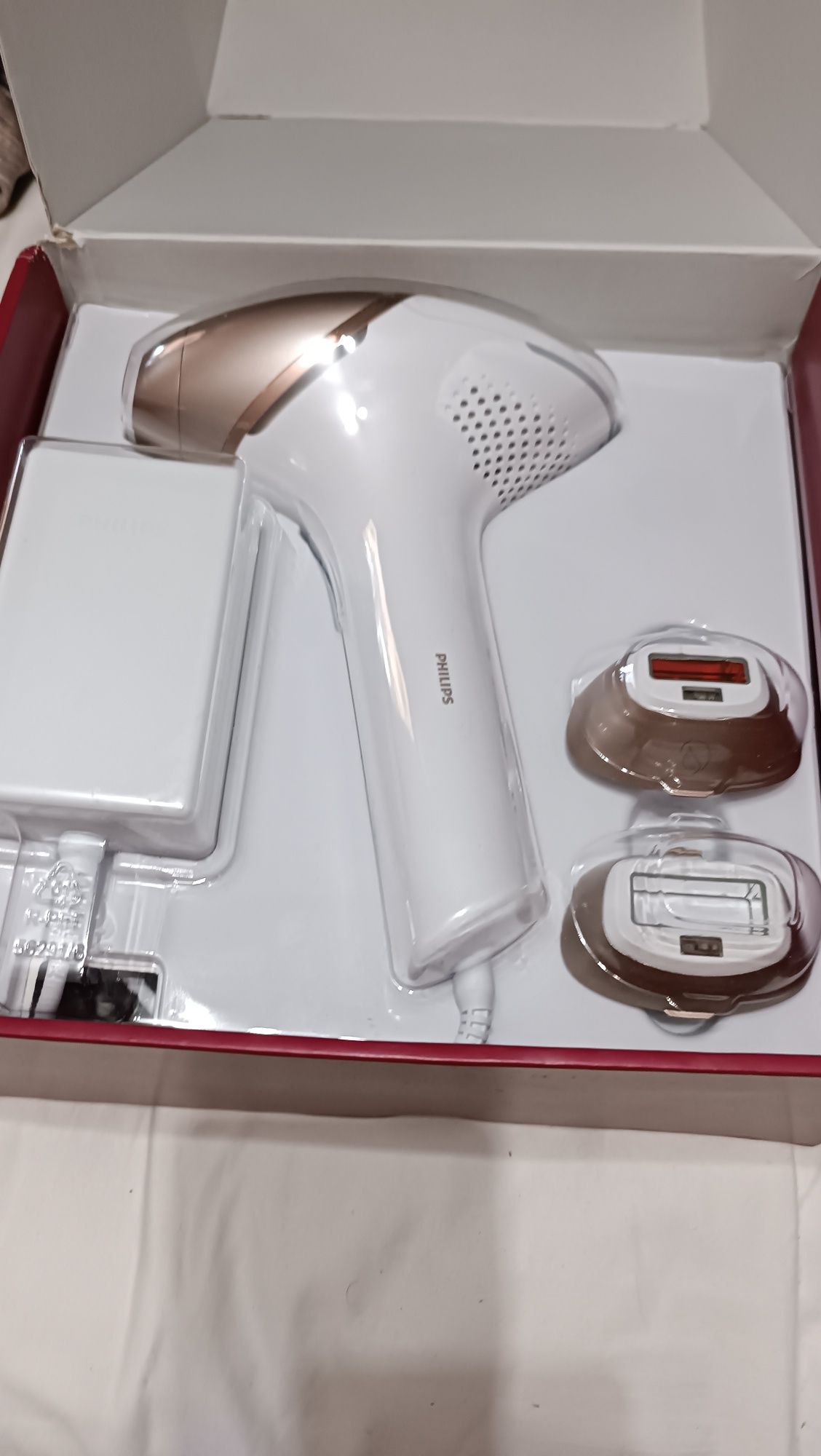 Нов фотоепилатор Philips Lumea 9000 BRI955