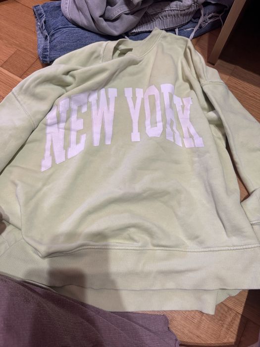 Продавам чанта със женски дрехи и обувки