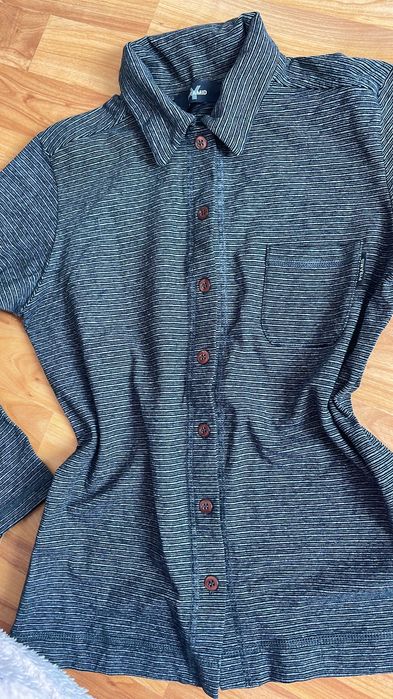 Vând 3 cămăși S , 30 lei