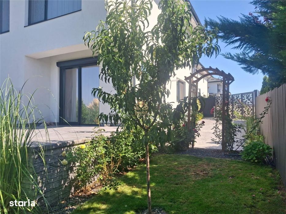 Casa de LUX  4 camere  3 bai Semimobilata,Rulouri exterioare, Curte am