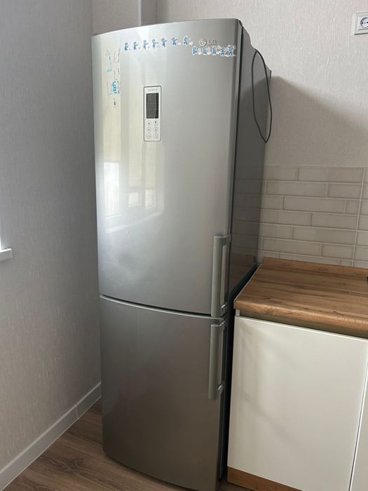 холодильник серого цвета