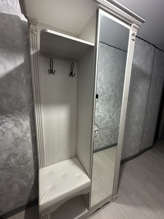 Шкаф-вешалка с сиденьем