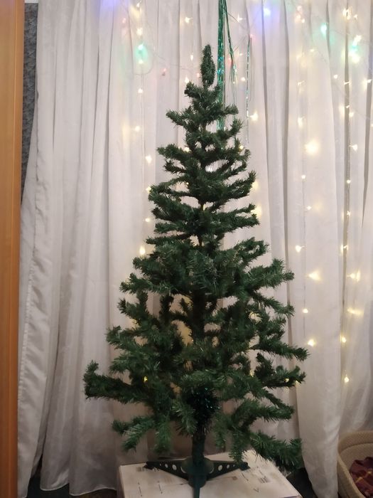 Ёлка искусственная в отличном состоянии