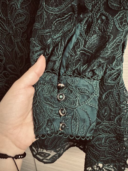 Rochie verde din dantela cu nasturi bijuterie