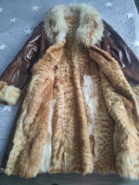 Haină de damă din piele și blană naturală .