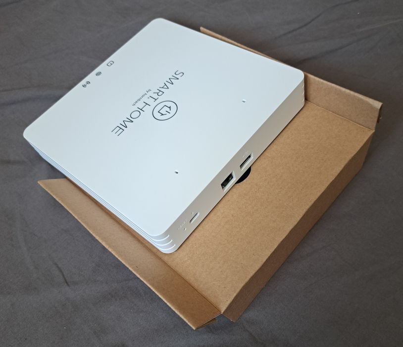 Smart Home Gateway by Hornbach + 2 becuri Smart RGBW