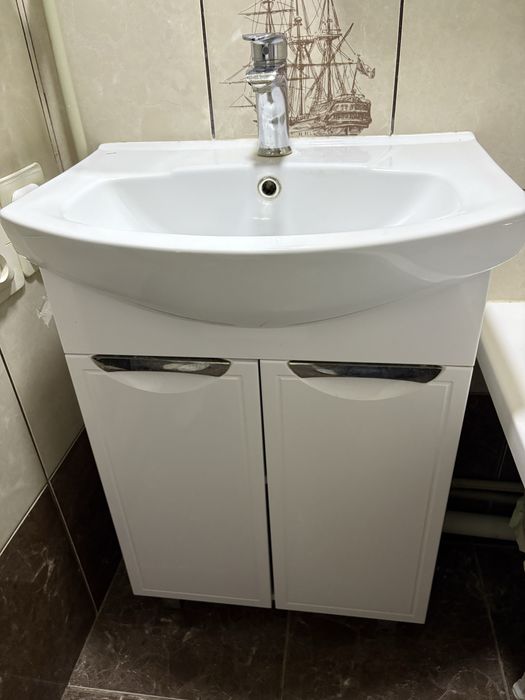 Продам раковину с тумбой