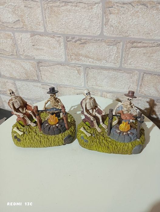 Светещи скелети статуетки