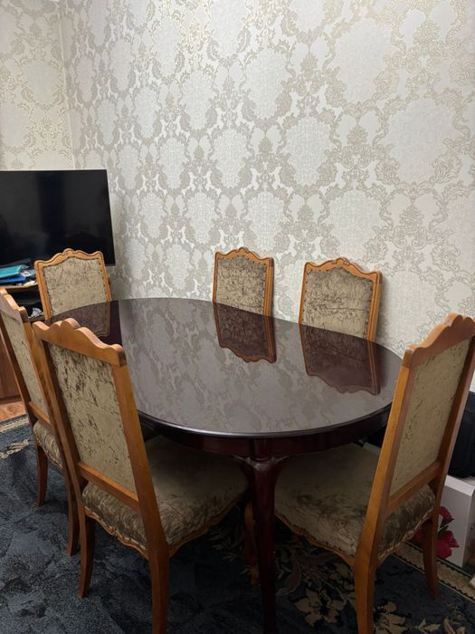 Обеденный гарнитур из  красного дерева.
