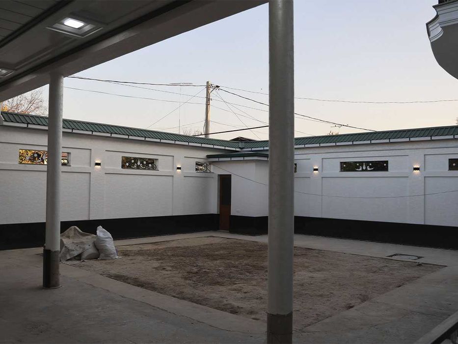 Shayxontohurda 3qavatli uy sotiladi 2.7sotix, yangi remont, keng fasad