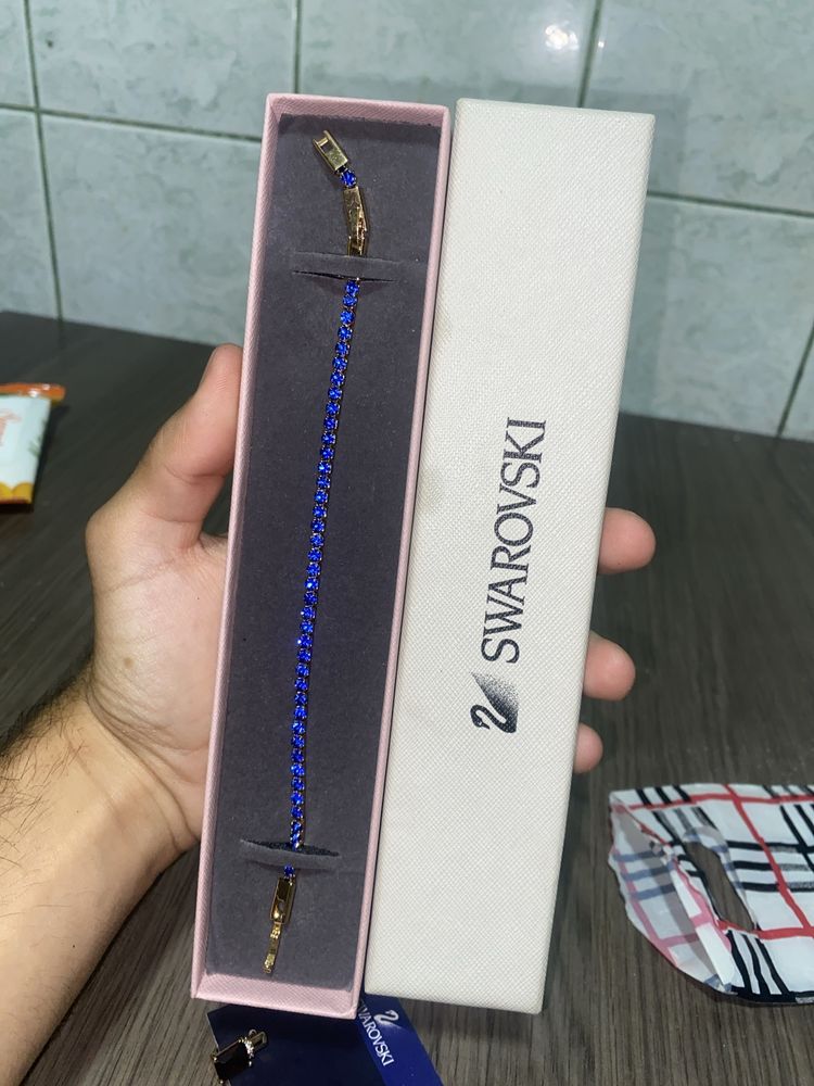 Doua perechii de cercei swarovski impreuna cu o bratara tot swarovski