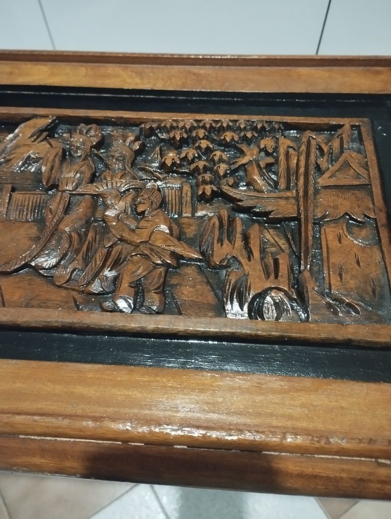 Прекрасна масичка със дърворезба