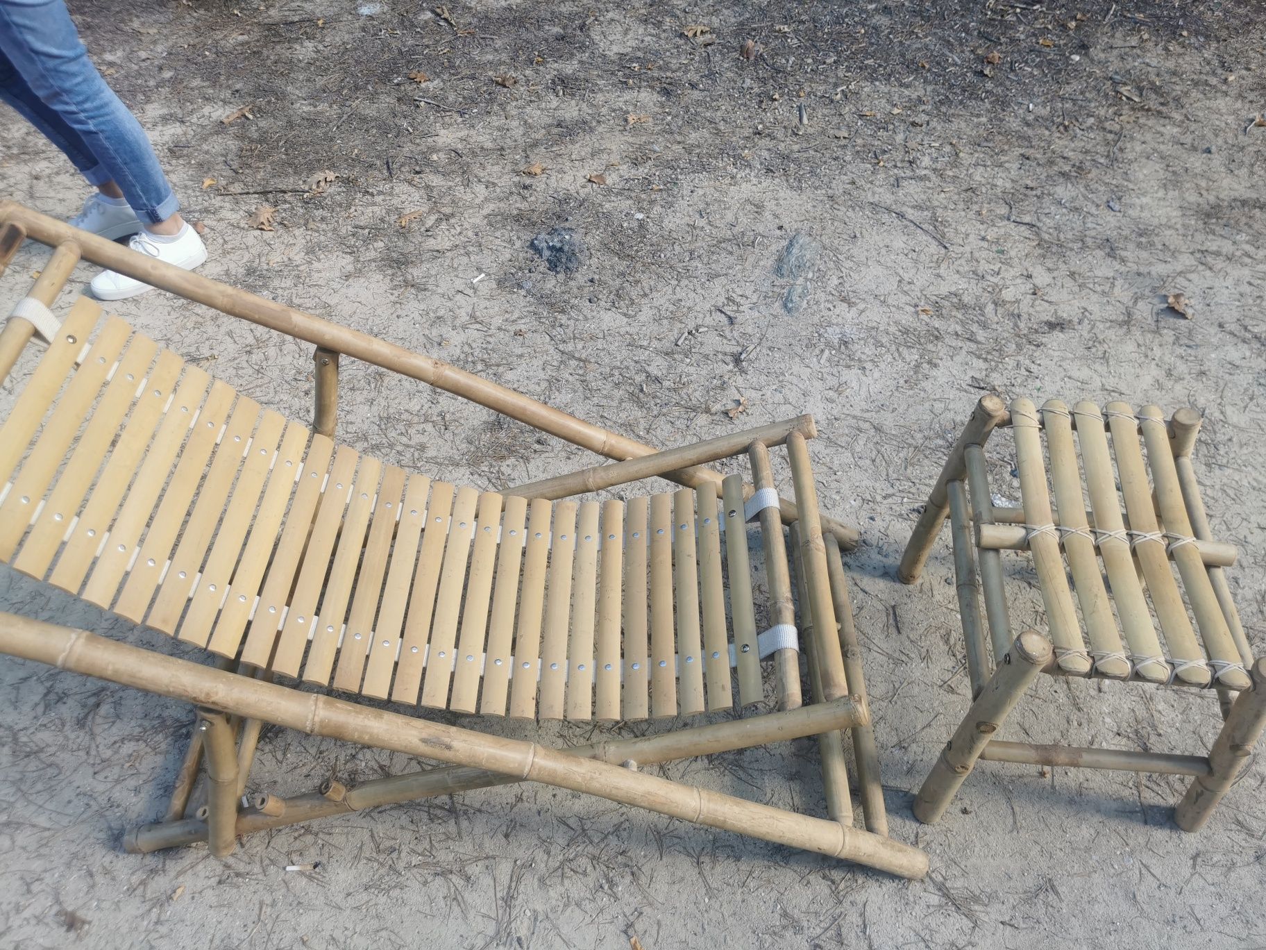 Бамбуков шезлонг със стол за крака