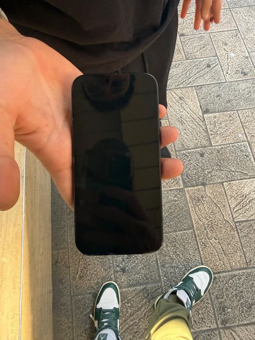 Iphone 16 fisurat putin ,in rest este in stare foarte bine