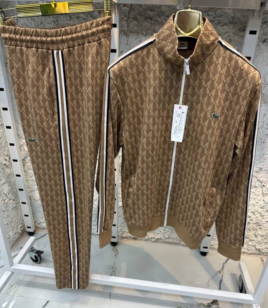 Продавам мъжки спортен комплект Lacoste