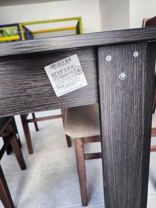 Трапезни столове и трапезни маси.