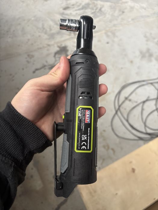 Акумулаторна тресчотка 3/8