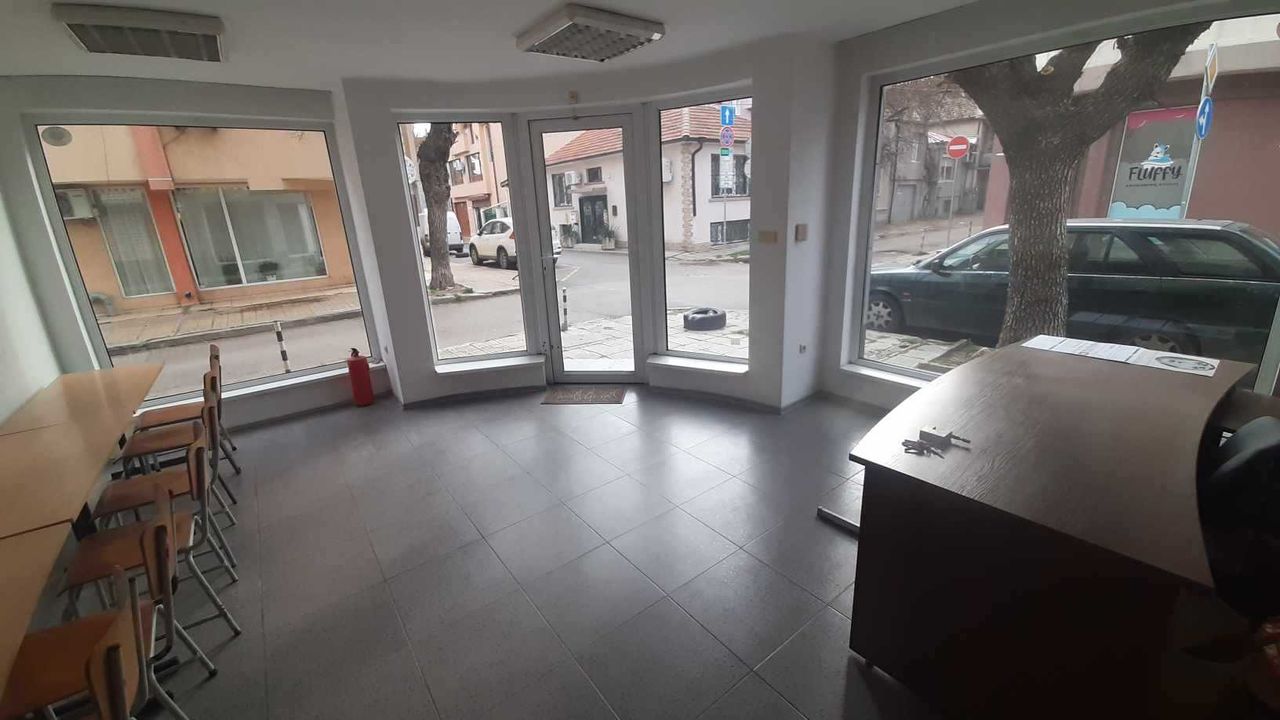 Дава се под наем Офис в Варна, Автогара - 30 кв.м за 331.5 € - Снимка #1