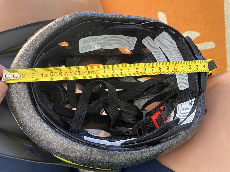 Casca de bicicleta  și tricou de biciclist