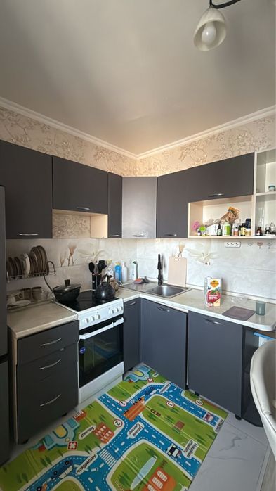 Кухонный гарнитура, плита, стол для кухни