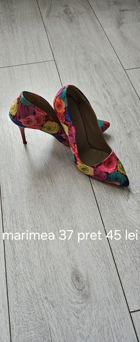 Pantofi cu toc floral