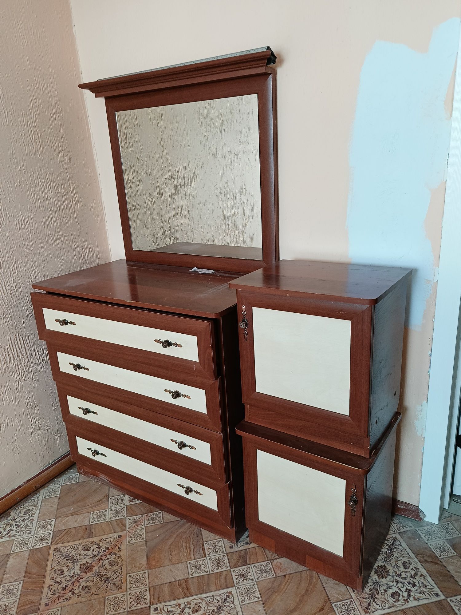 Продам срочно камот и две тумбочку