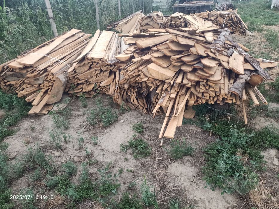 Deșeuri margini paleti de brad