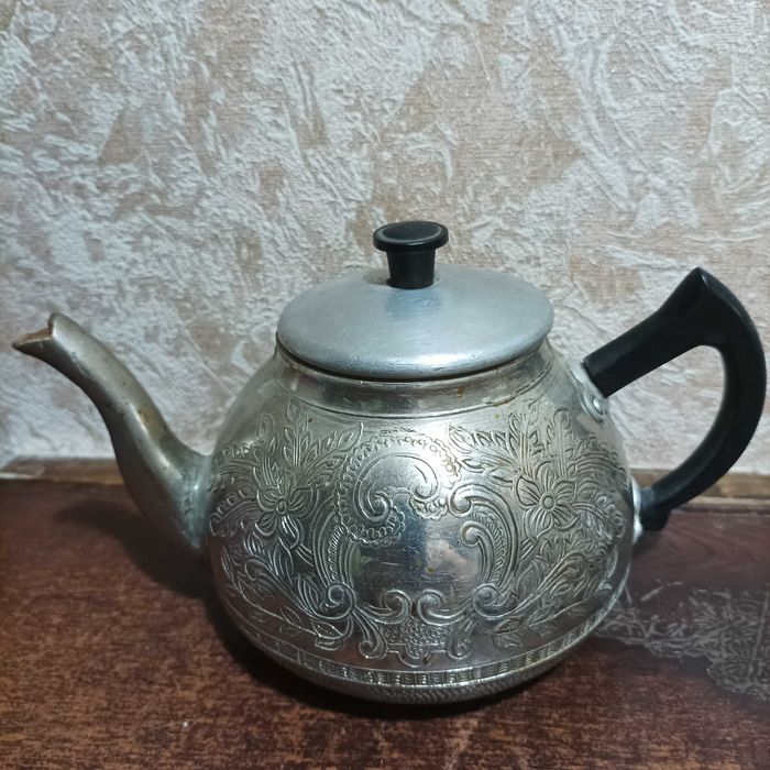 чайники разные и сахарница