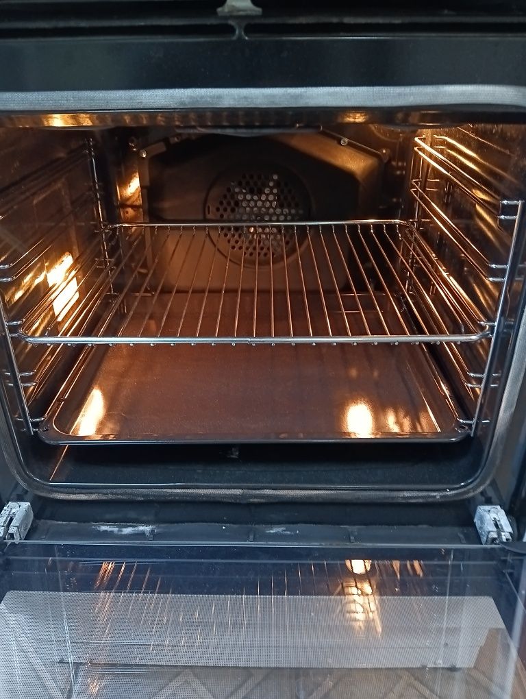 Свободно стояща печка с керамичен плот VOSS Electrolux с PIROLISE