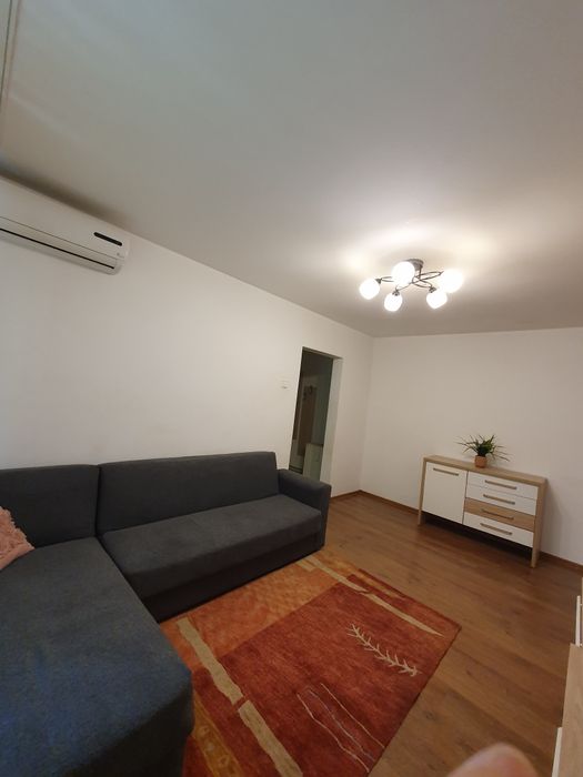 Închiriez apartament  pe Romanilor