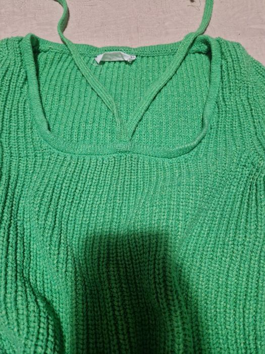 Pulover care se leagă la gat