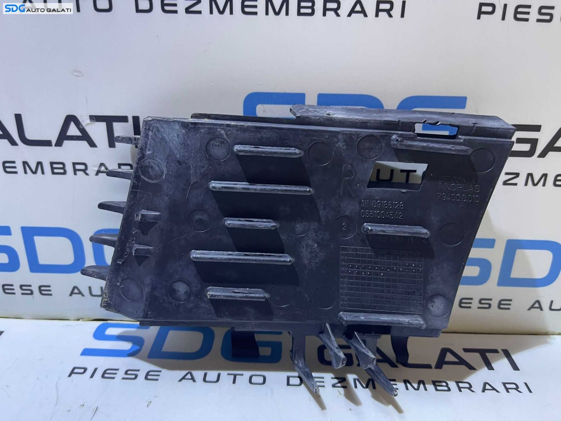 Grila Ornament Proiector Ceata Dreapta Spoiler Bara Fata Opel Vectra C Non Facelift 2002 - 2005 Cod 09186128 0551004542 [V0234]