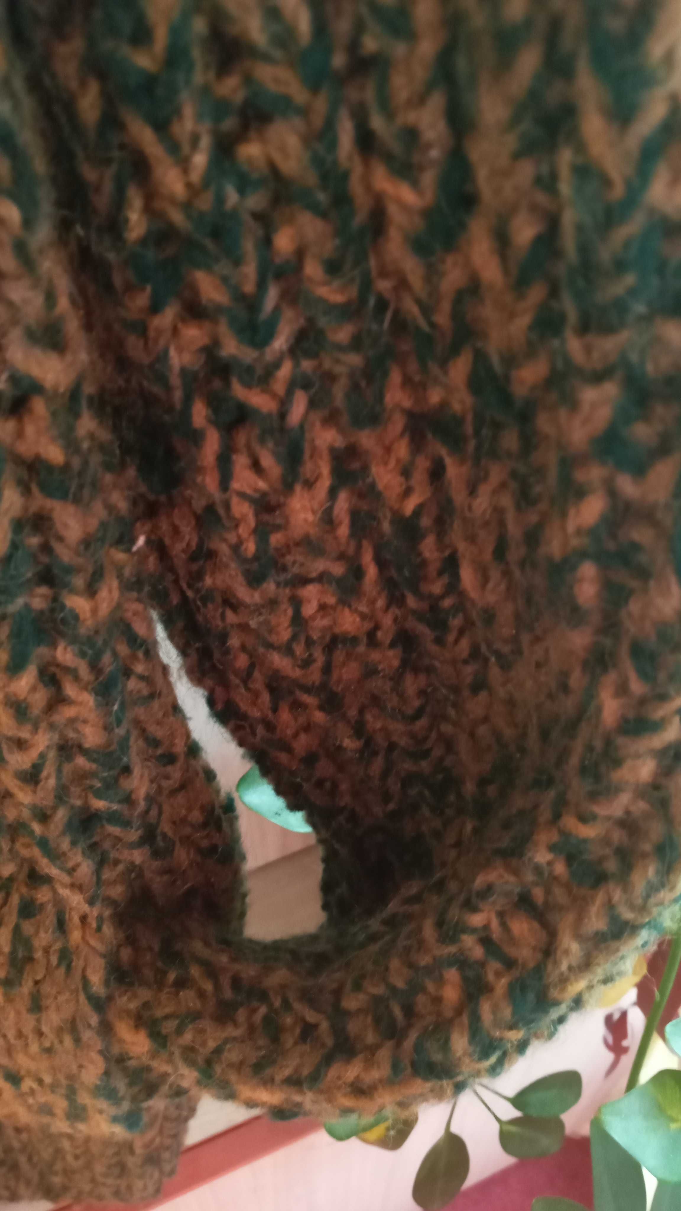 Ръчно плетена жилетка с цип, качулка и джобове